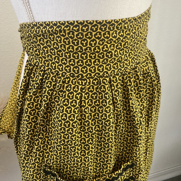 Vintage half apron yellow black smock rikrak ribbon kitchen home cooking 60s 70s - Picture 7 of 15
